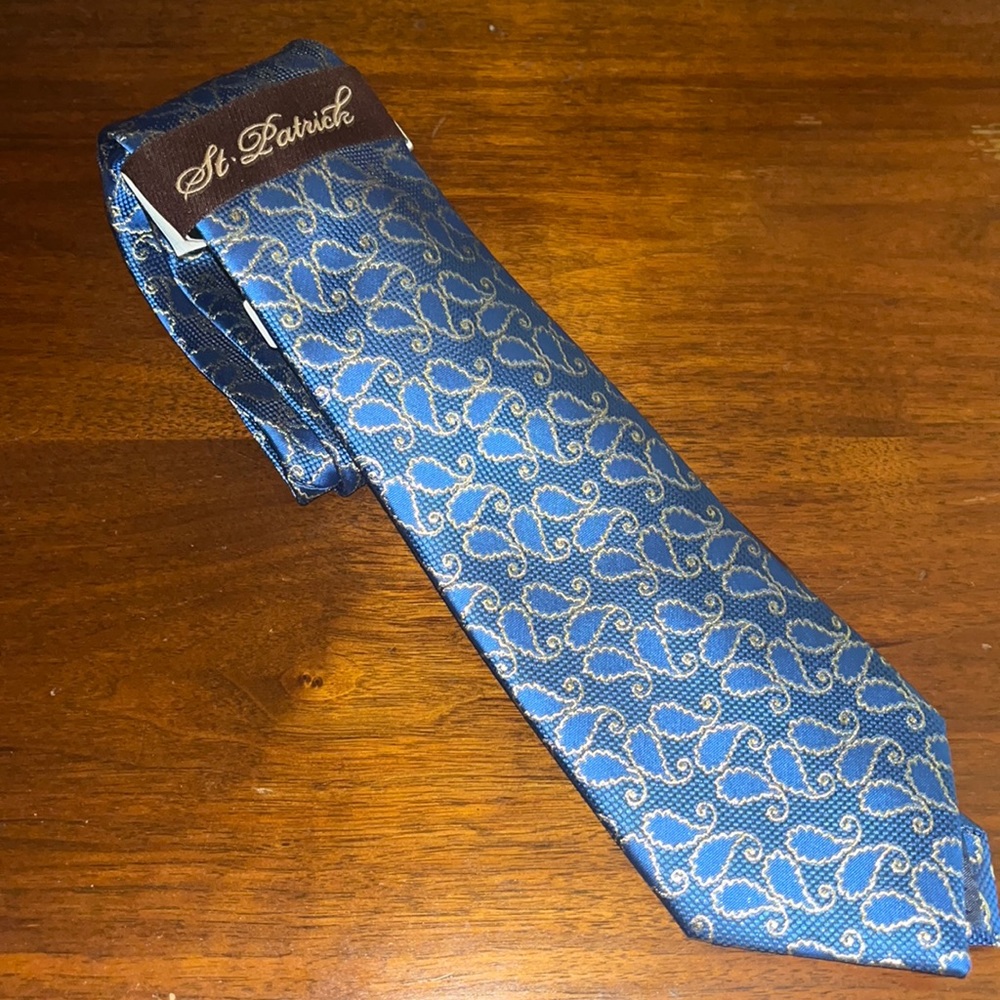 St. Patrick tie with pocket square
